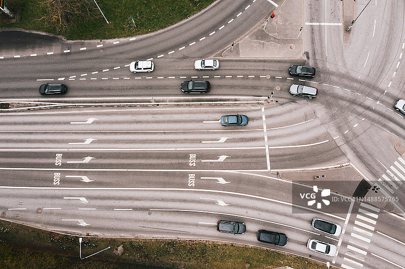 大城市多车道交叉路口鸟瞰图图片素材