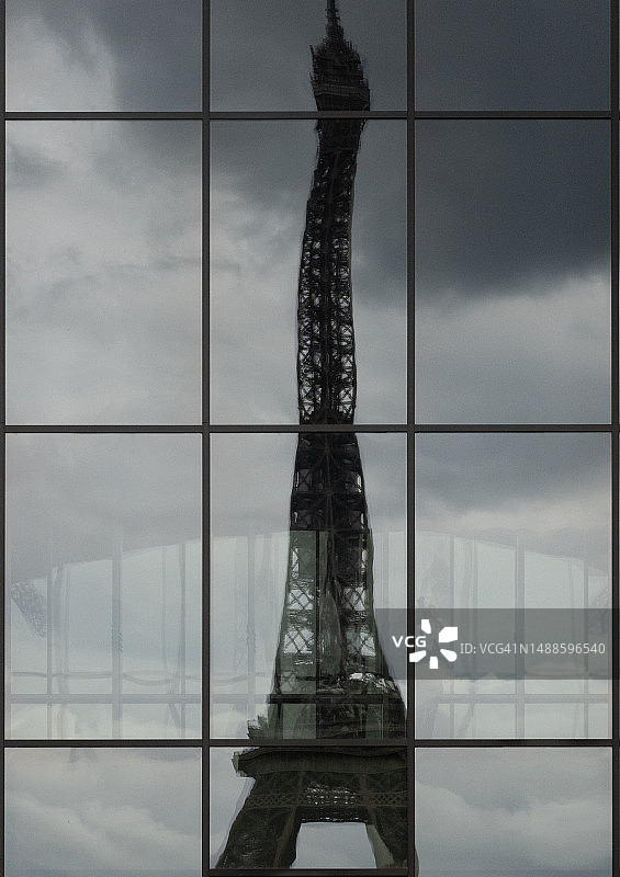 埃菲尔铁塔倒影图片素材