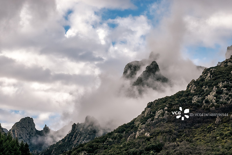 风暴后的峰会图片素材
