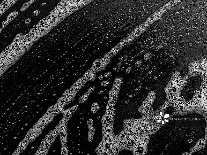 黑色背景上的浴室肥皂泡图片素材