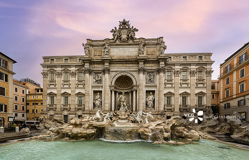 意大利罗马日落下的特莱维喷泉图片素材