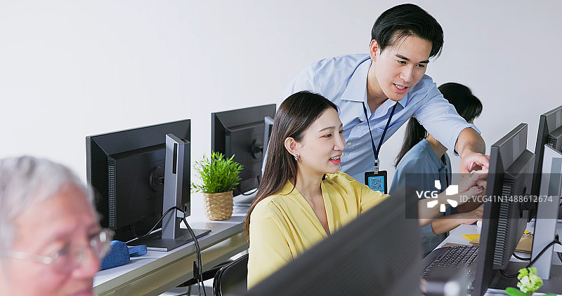 成人教育课堂上的老师图片素材