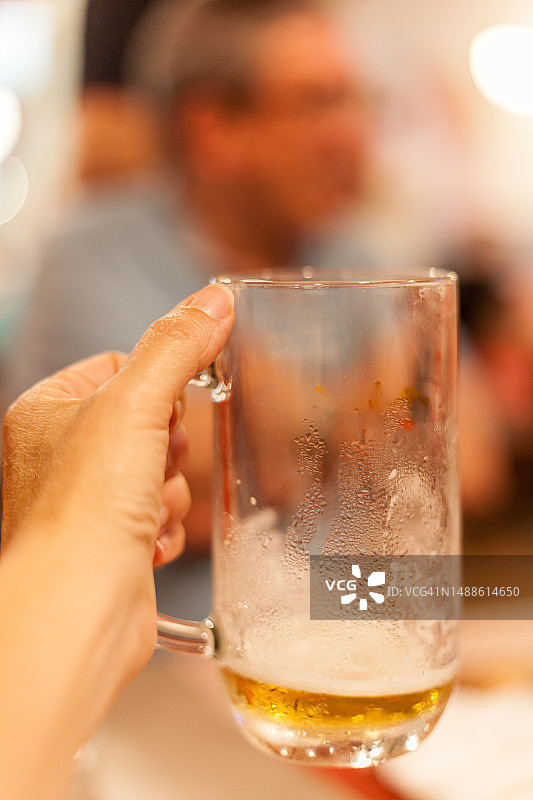 配有几乎空啤酒杯的吐司图片素材