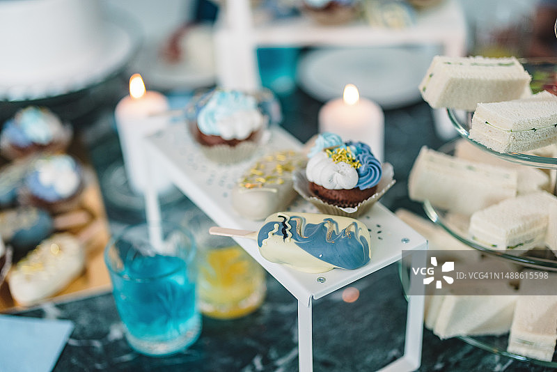 美味的蓝色纸杯蛋糕，在迎婴派对上图片素材