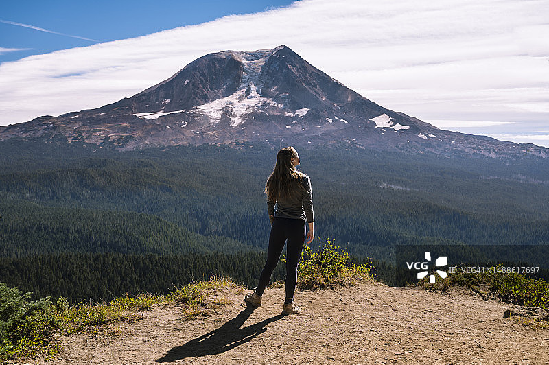 站在悬崖边，背景是亚当斯山的女子图片素材
