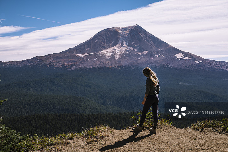 站在悬崖边，背景是亚当斯山的女子图片素材