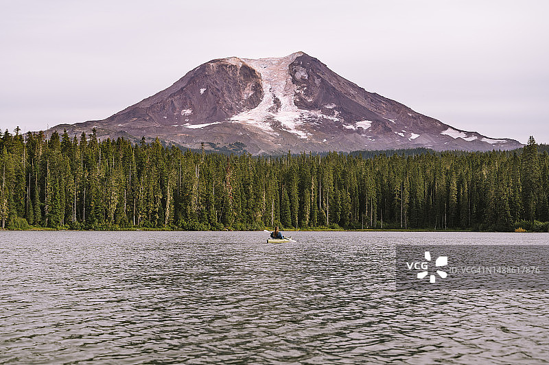 在湖上划皮划艇，背景是亚当斯山图片素材
