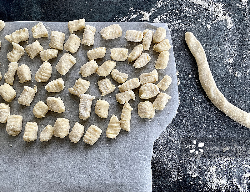 厨房工作台上新鲜搓制的小土豆面团图片素材