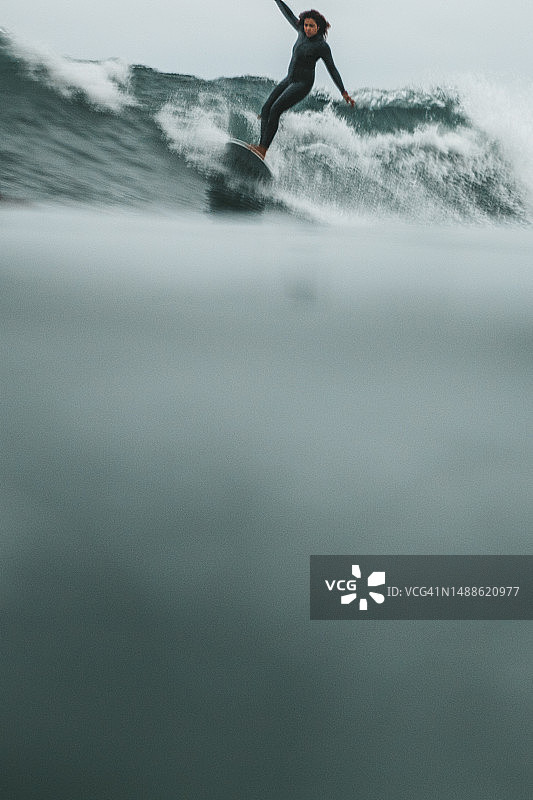 黑人女性在冲浪图片素材