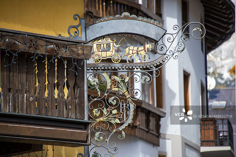 科尔蒂纳丹佩佐历史中心一家餐厅的旧招牌图片素材