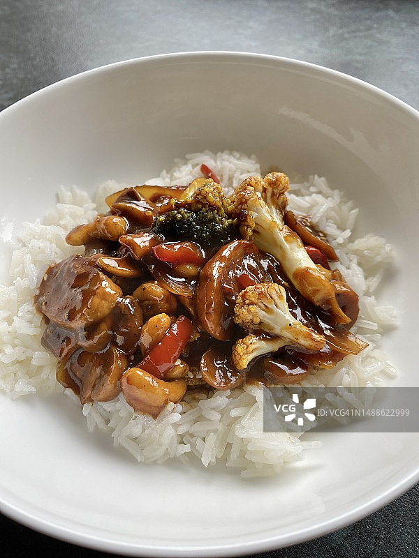 鸡肉腰果炒白米饭图片素材