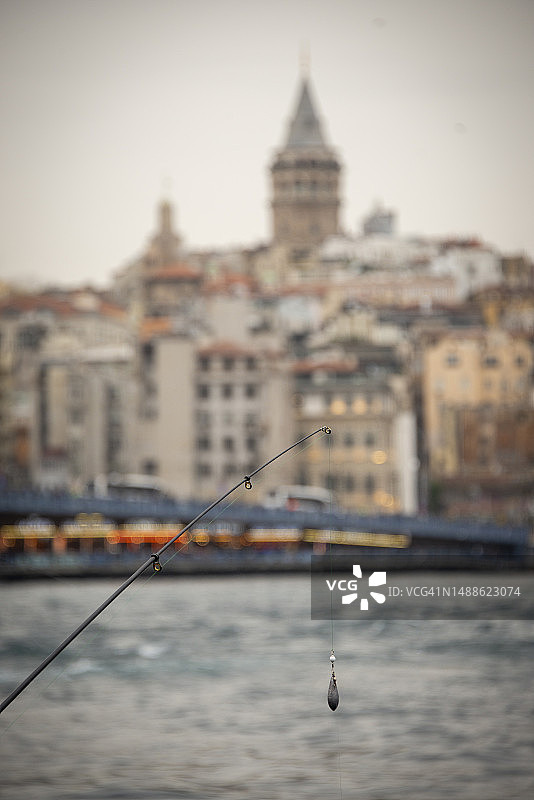 渔民在加拉塔大桥上钓鱼，背景是加拉塔塔图片素材