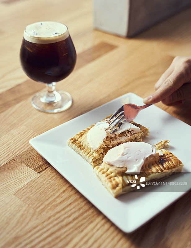切开的波普挞糕点搭配冷萃咖啡图片素材