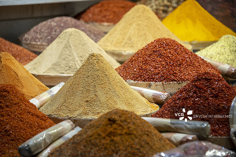 市场上的香料和调味品：土耳其伊斯坦布尔香料市场上色彩缤纷的香料和异国草药图片素材
