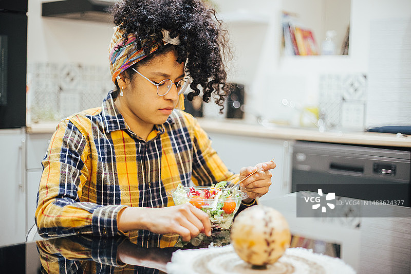 非洲裔妇女在家健康饮食图片素材