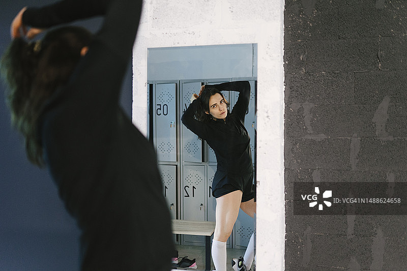 更衣室里，女人照镜子图片素材