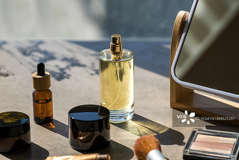 梳妆台上美妆产品图片素材