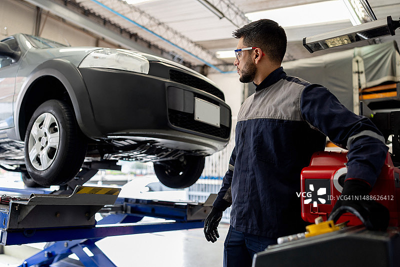 技工在汽修店修车图片素材