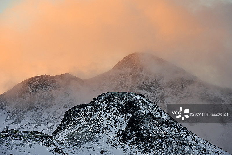 日落时分的雪山山脊和云彩图片素材