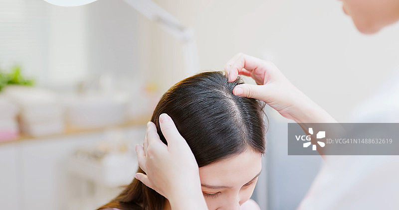 医生用手检查头皮图片素材