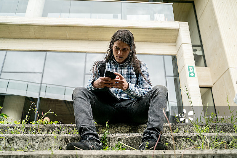 在户外使用手机的年轻男人图片素材