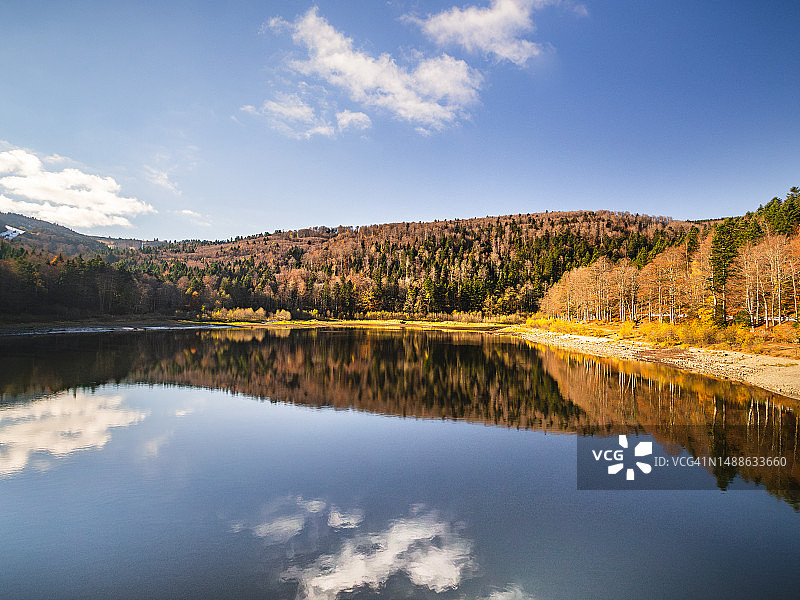 法国孚日山脉洛什湖秋季树木倒影景色图片素材