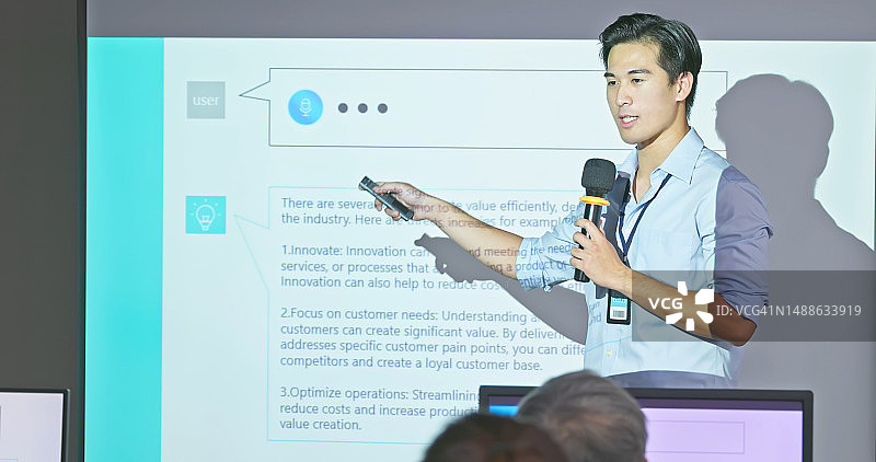 成人教育课堂上的老师图片素材