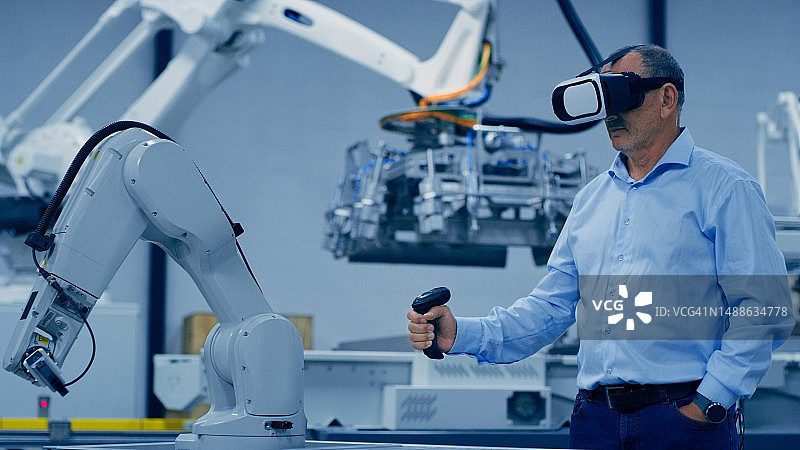 工厂中工程师使用技术访问元宇宙的虚拟现实、机器与创新。工厂中男性仓库员工的自动化、工业4.0或VR创新图片素材