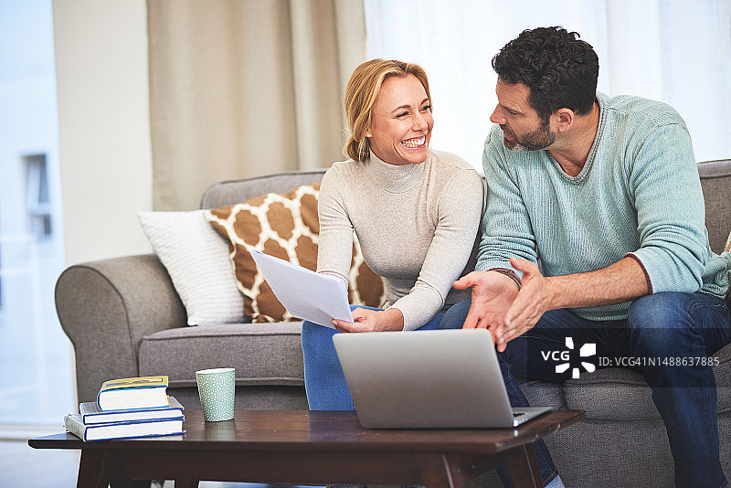 夫妇在客厅用笔记本电脑处理财务图片素材