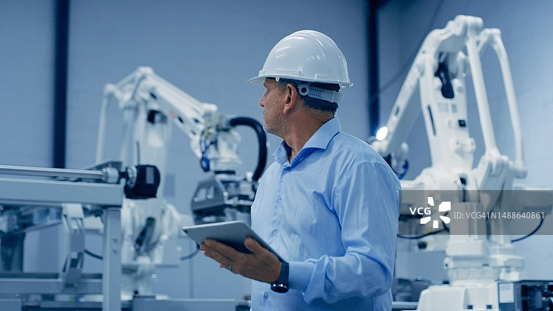 机器人技术工人，平板电脑和人员分析自动化技术检查图片素材