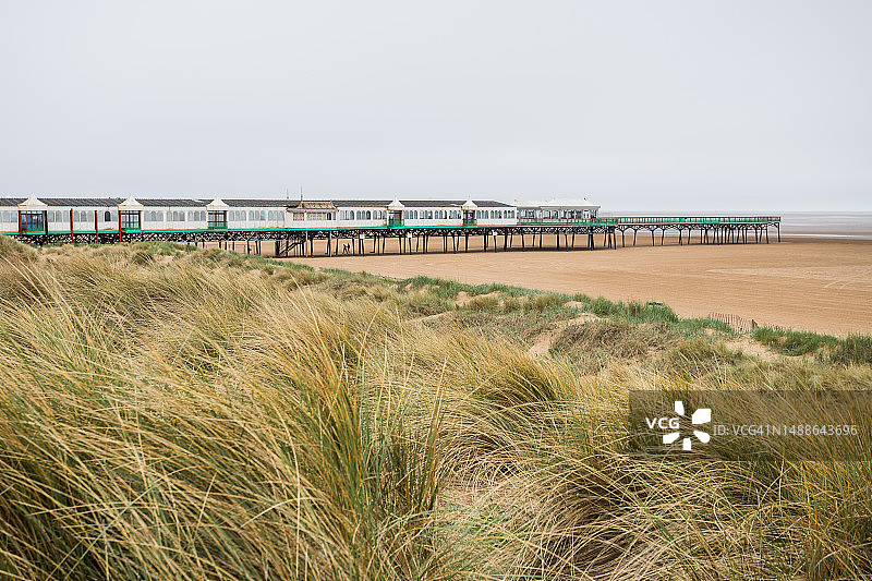 沙丘后的圣安妮码头图片素材