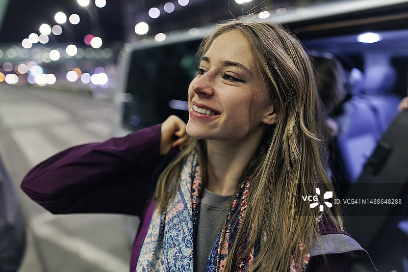 抵达机场的青少年女孩图片素材