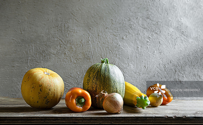 灰色背景上的有机新鲜蔬菜，法国图片素材