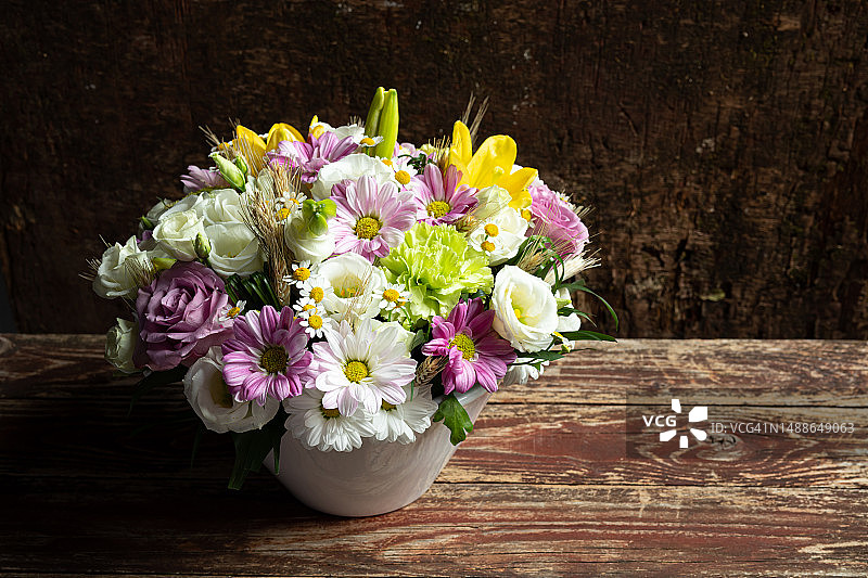 桌子上花瓶里的鲜花特写，法国图片素材