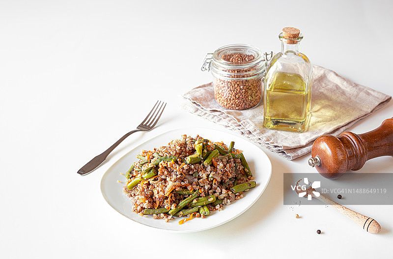 白色桌子上的荞麦粥图片素材