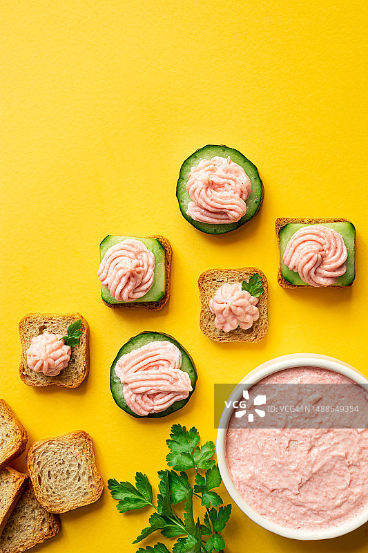 黄色背景下的塔拉玛酱，法国图片素材