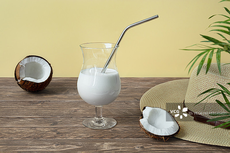 木桌上的一杯椰奶鸡尾酒，法国图片素材