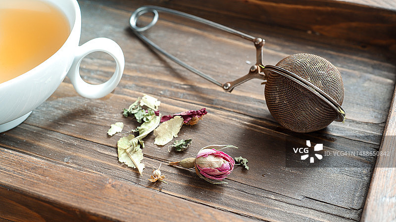 一杯草药茶，置于深色木制托盘上，法国图片素材