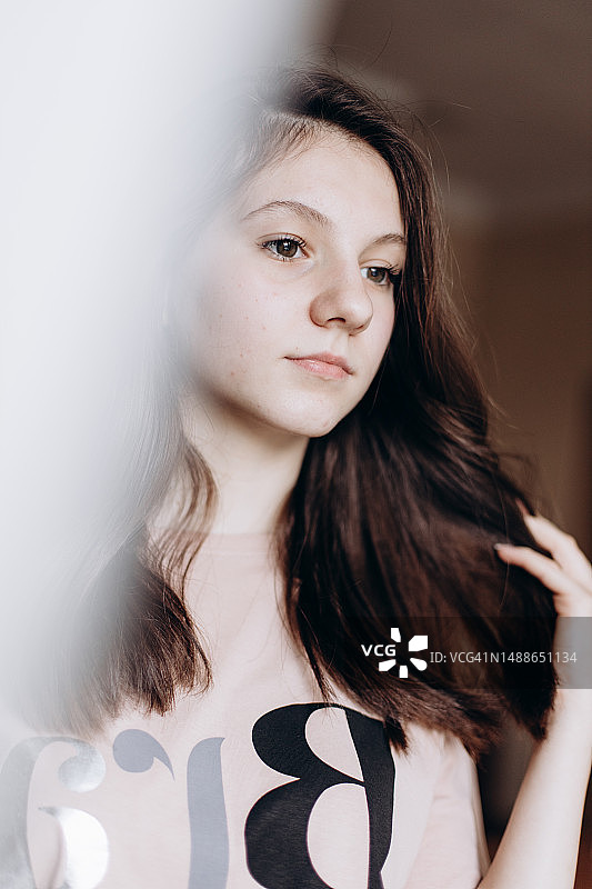 年轻女子站在家中，希腊图片素材