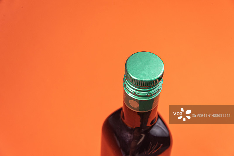 橙色背景上的橄榄油容器，罗马尼亚图片素材