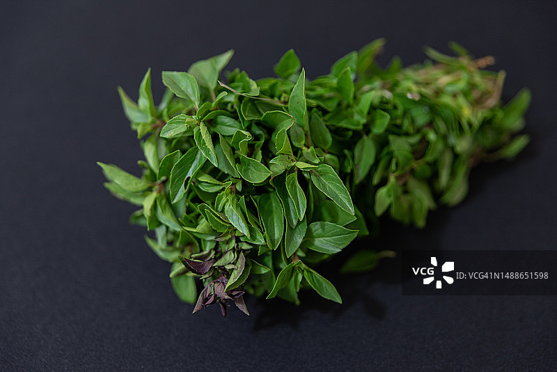 罗马尼亚黑色背景上的香草特写图片素材