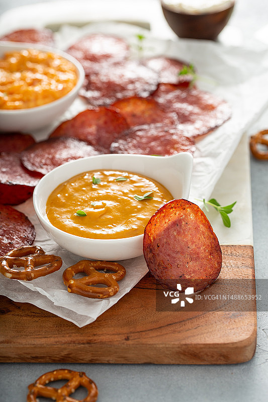 烤箱烘烤的萨拉米香肠片配奶酪酱图片素材