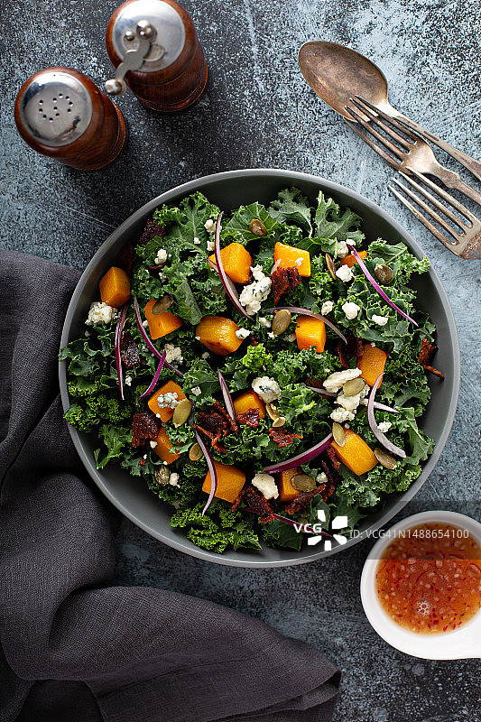 羽衣甘蓝和冬南瓜秋季沙拉图片素材