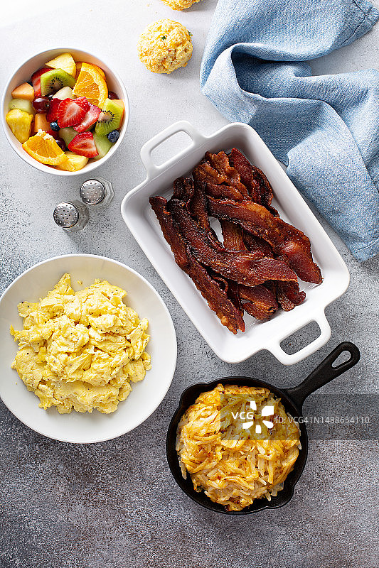 包含炒鸡蛋、培根和土豆的丰盛早餐图片素材