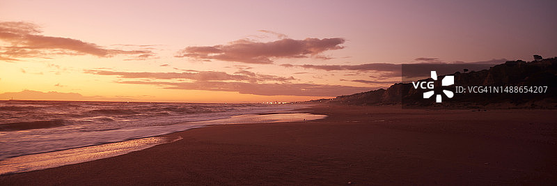 日落时海滩对着天空的风景图片素材