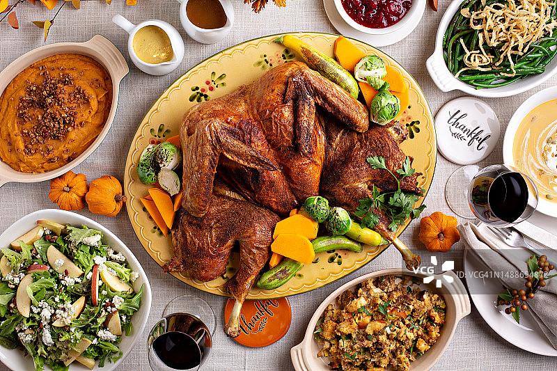 感恩节晚餐：烤火鸡与配菜，美国图片素材