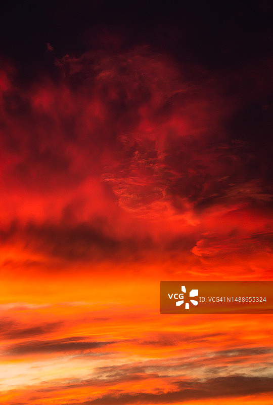 西班牙，日落时壮丽天空的仰视角度照片图片素材
