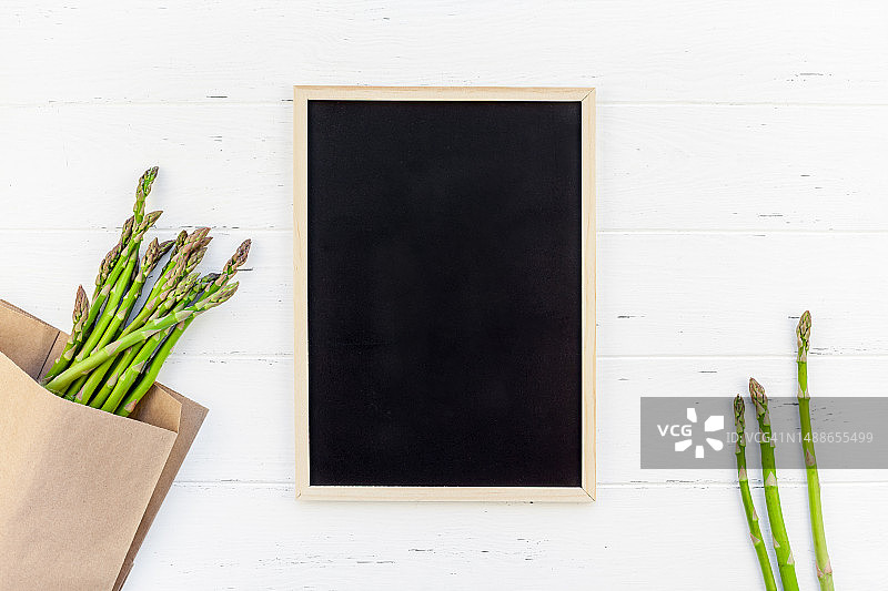 带黑色黑板框的鲜绿芦笋图片素材