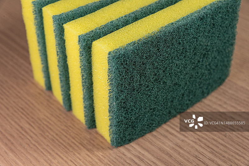 木质背景上的厨房海绵图片素材