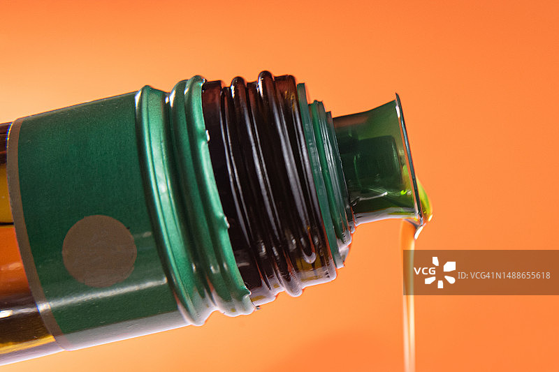 橙色背景上的橄榄油容器，罗马尼亚图片素材